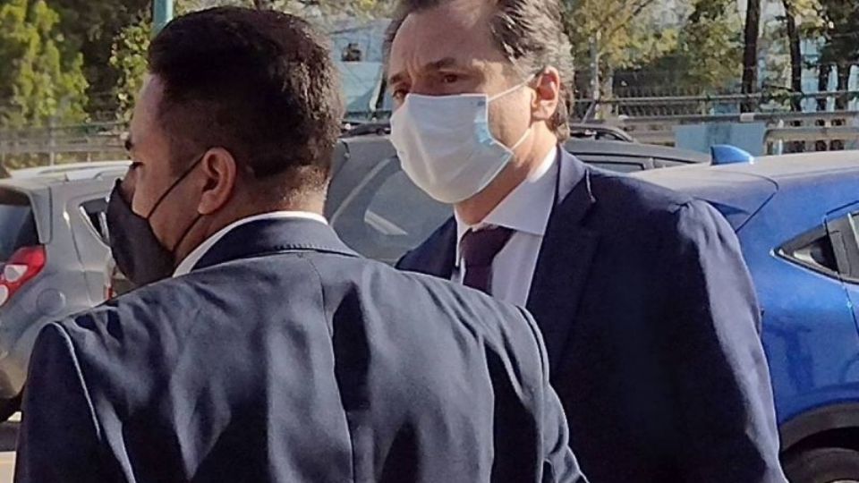 El exdirector de Pemex pasó la noche en el dormitorio 10 con un traje de reo. Eso sí, traía sus zapatos lujos.