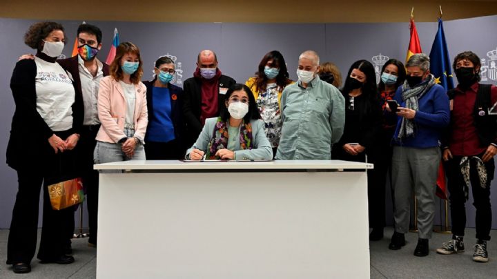 España financiará reproducción asistida a comunidad LGBT+