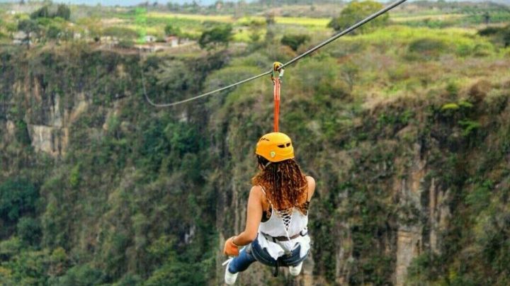 Heroico: Hombre se suelta de tirolesa para salvar a mujer atrapada