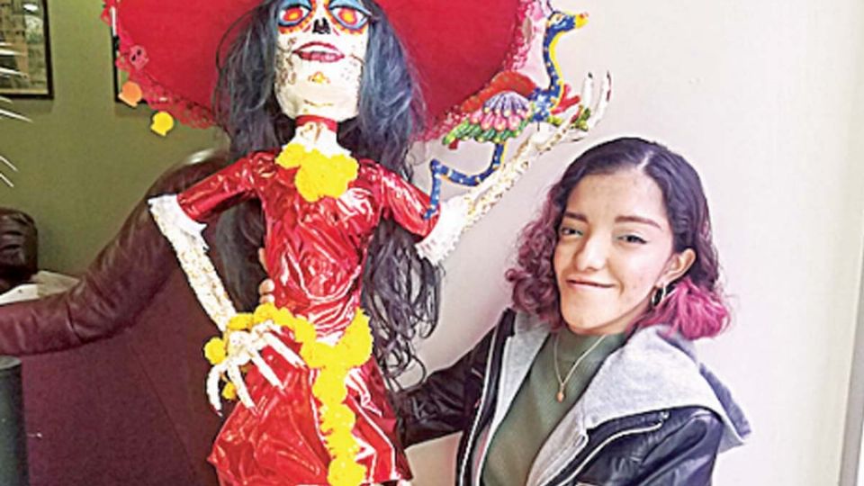 Mirsa Rodríguez, de 17 años, participó en categoría libre con su catrina “Ariché” elaborada con papel periódico y otros materiales