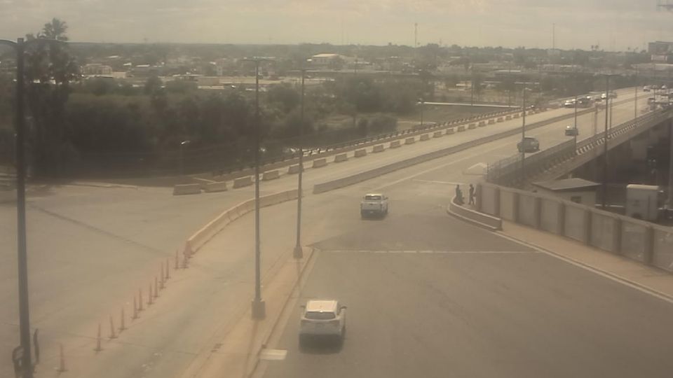 Se observan pocas personas que buscan cruzar a Laredo por ambos puentes.