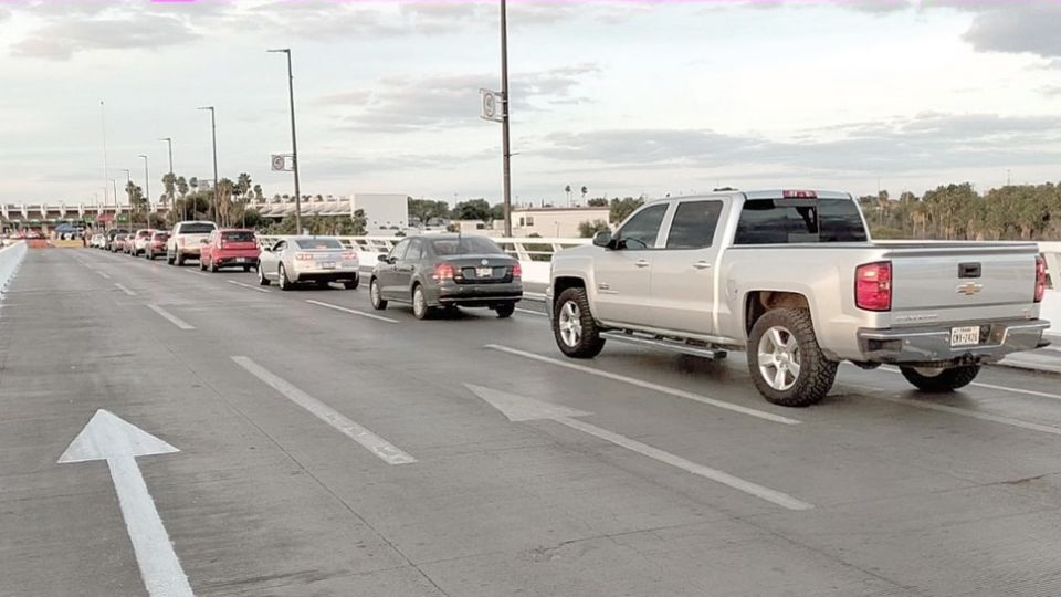 Muy pocos visitantes cruzaron a Laredo, en el primer día de la reapertura de los puentes.