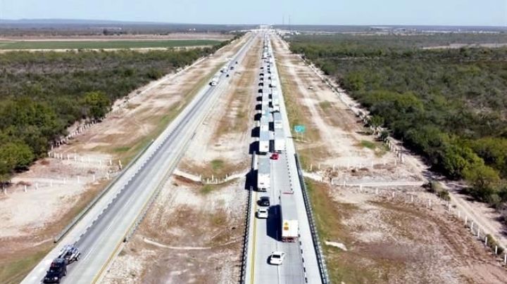Regios saturan caseta de autopista a Nuevo Laredo