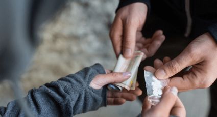 Niña de 7 años preparaba dosis de narcóticos para venta; Su madre y abuela le enseñaron el negocio