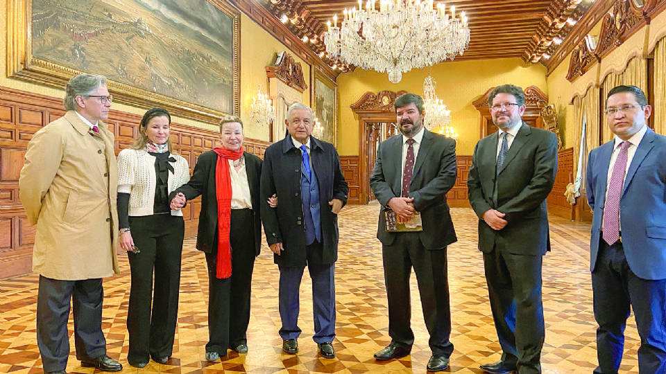 Los dueños y directivos del periódico El Mañana fueron recibidos por el presidente en el Palacio Nacional.