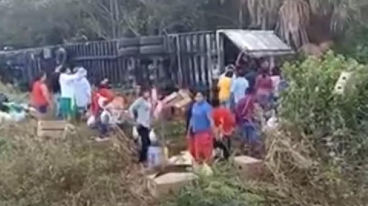 VIDEO: ¡Rapiña! Se vuelca tráiler con pavos y pobladores se los llevan