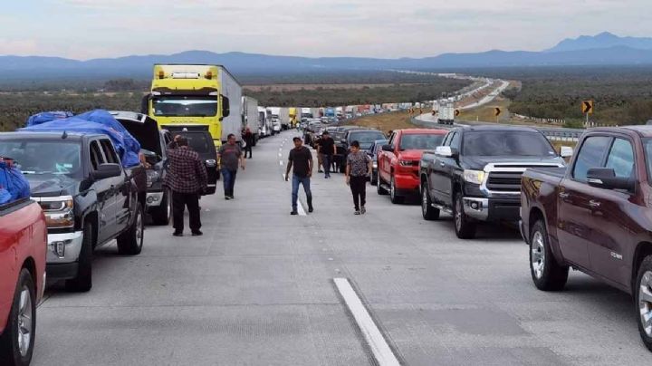 Kilométricas filas de vehículos en la Cumbre de Mamulique