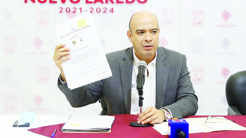 Juan Ángel Martínez Salazar, secretario del Ayuntamiento, mostró
el oficio que acredita la propiedad del Municipio.