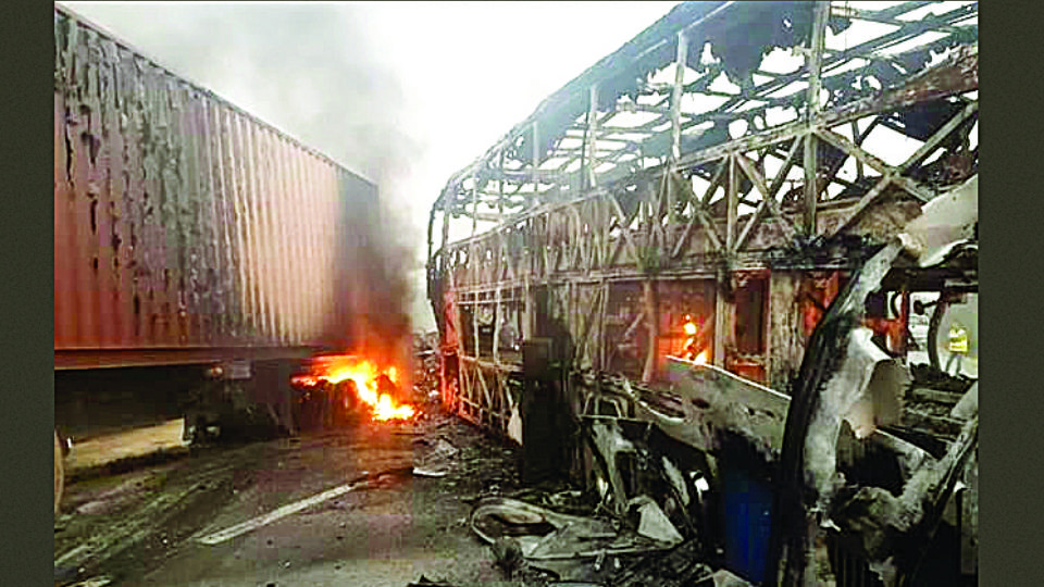 El accidente fue provocado por un derrame de combustible sobre la carretera.