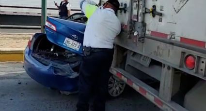 Tráiler invade carril y aplasta auto; hay mujeres heridas VIDEO