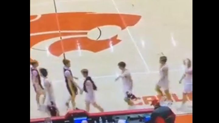 VIDEO: MAL PERDEDOR Jugador de baloncesto noquea a su rival durante apretón de manos