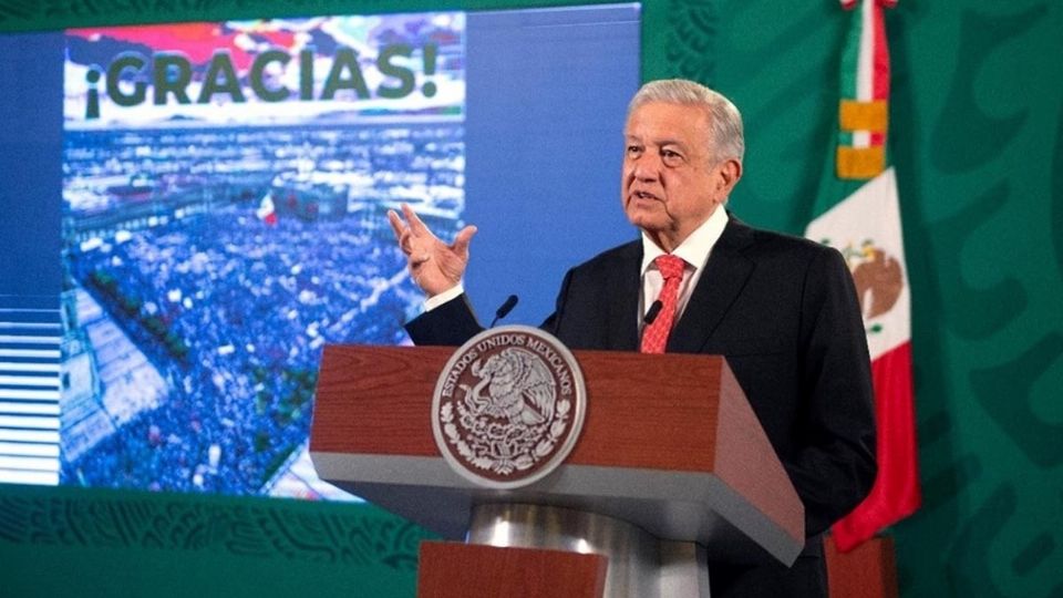 El presidente mostró una fotografía del Zócalo lleno con la leyenda “Gracias”.