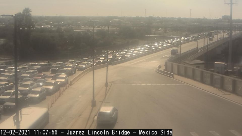 Se observan largas filas en el cruce Juárez Lincoln.