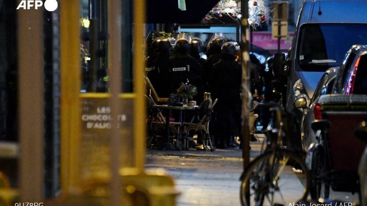 Última Hora: Hombre armado con cuchillo toma rehenes en Paris