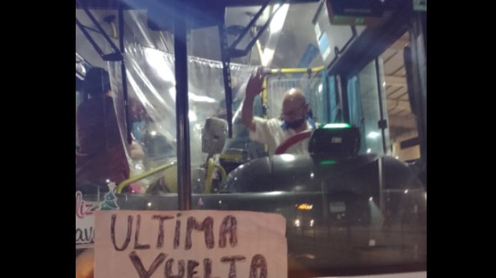 Conductor de autobús realizó último viaje antes de jubilarse y se volvió viral
