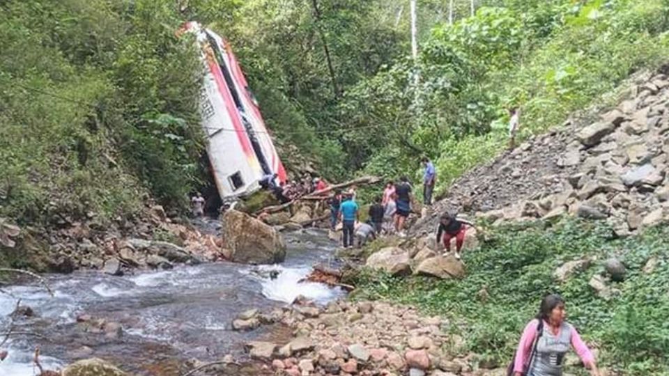 El día domingo, al momento del accidente se había reportado un total de 9 muertos y 16 heridos