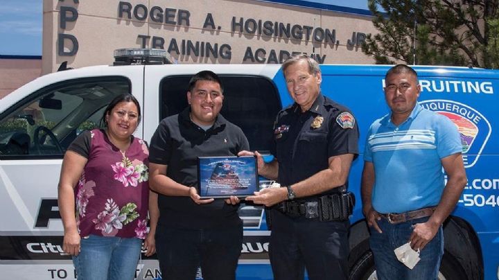 Joven entrega bolsa con 135 mil dólares a Policía en EU; lo aclaman como héroe