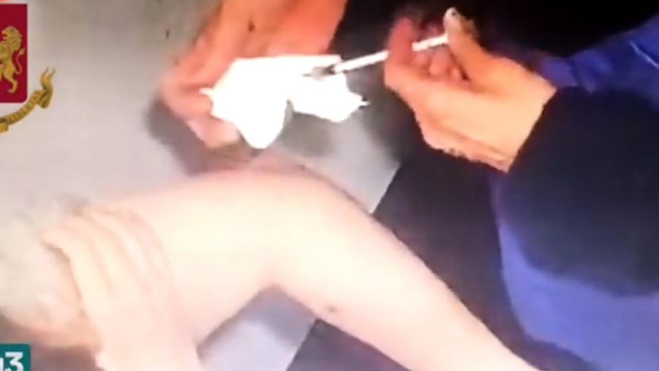 El video fue grabado en el centro de vacunación donde la mujer trabajaba