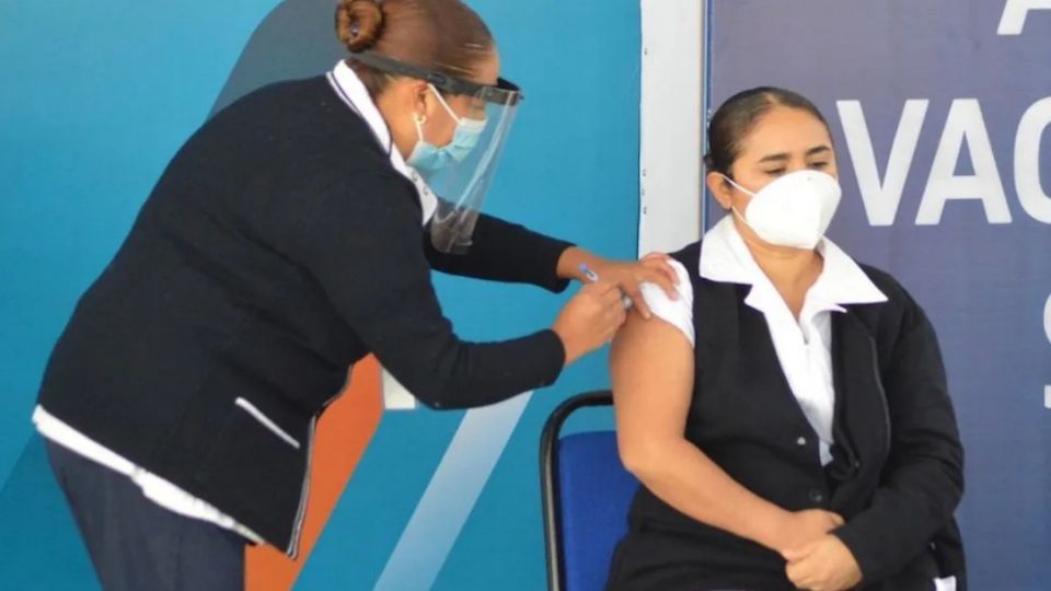 Al terminar la vacunación de adultos mayores seguirán maestros y personal de salud.