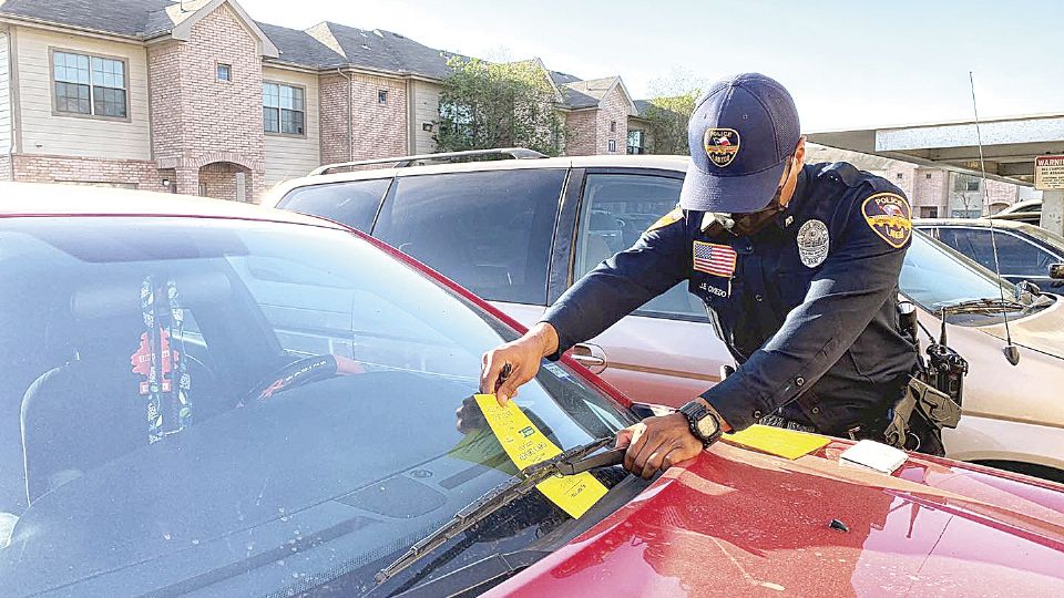 La Policía coloca advertencias en los estacionamientos de las tiendas