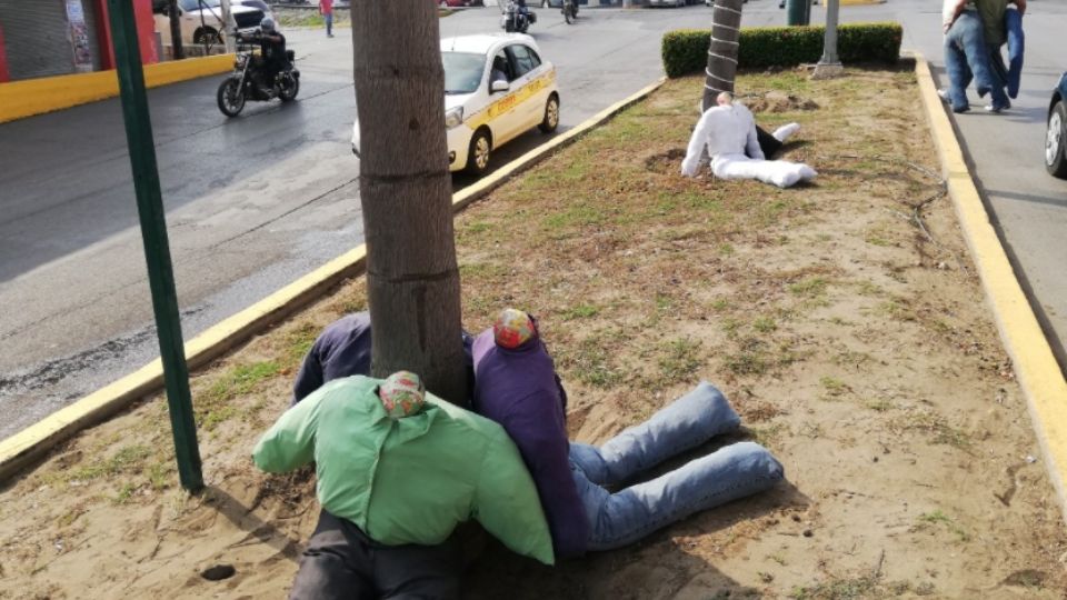 Algunos confundieron a los maniquies de papel periódico con borrachos en la vialidad