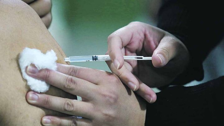 Italiano quería certificado sin piquete: usa un brazo falso para ponerse vacuna covid-19