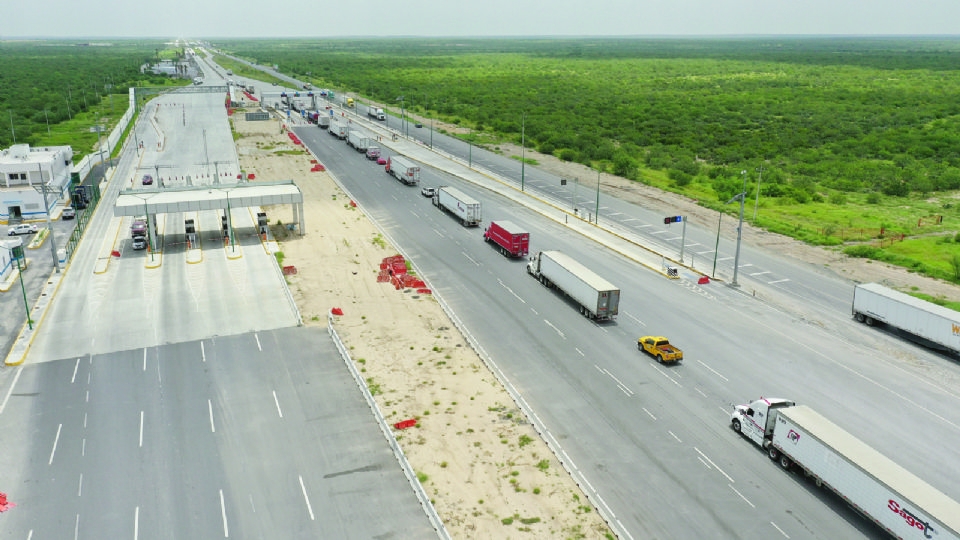 La autopista se convierte en un cuello de botella en las casetas y hay que esperar en una larga fila para hacer el pago