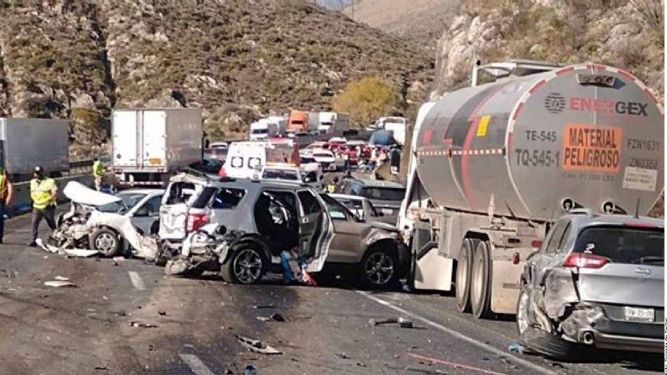 Un video graba el momento que varias personas van hacia camioneta que cayó al vacío.