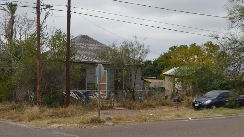 La Policìa de Laredo no ha dicho nada sobre un supuesto hombre encontrado sin vida en la cajuela de un auto estacionado frente a esta casa abandonada, en la esquina de avenida Sanders y calle Reynolds