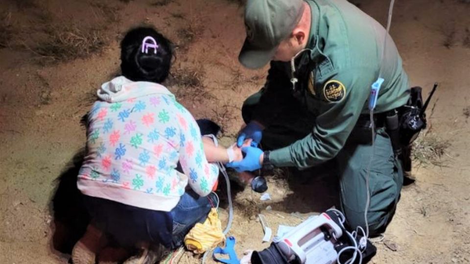 El bebé era parte de un grupo de de manera ilegal cruzaron la frontera