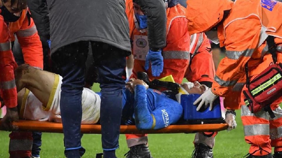 La primera parte del juego estuvo movida en el estadio del Napoli, pues el equipo italiano buscaba ir al frente por la victoria