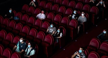 Video: Se fue la luz en plena función de Jurassic Park y empleados recrean pelea de dinosaurios