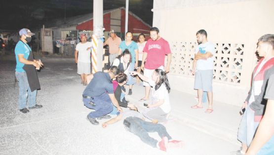 Se estrella a pie contra camioneta; está herido