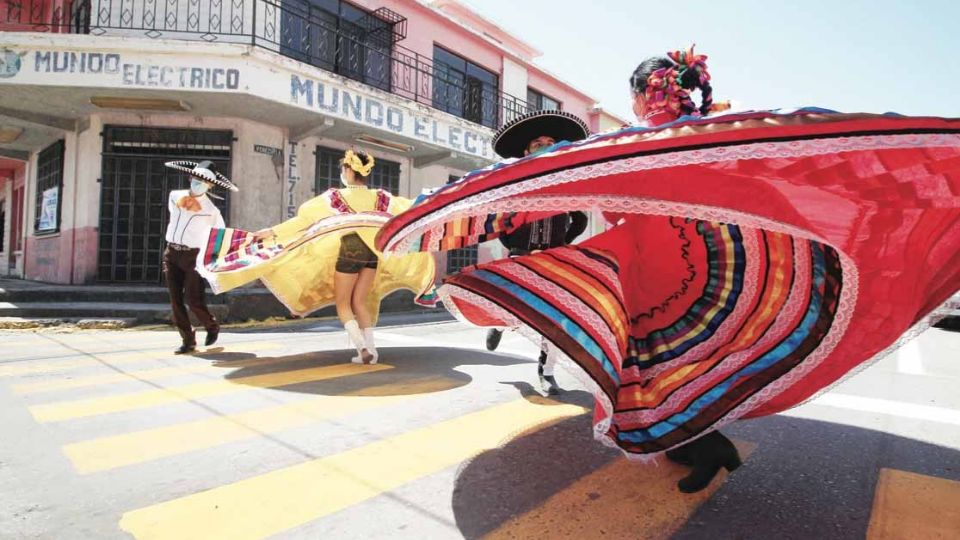 Estos bailarines que buscan representar a Nuevo Laredo en dos concursos.