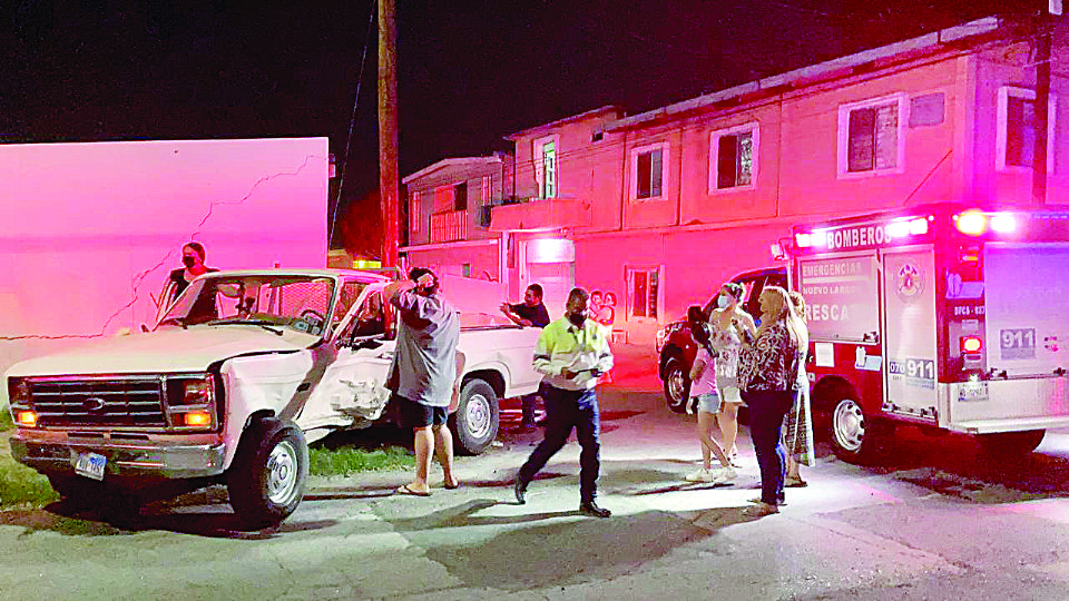 La camioneta Ford 85 sufrió el impacto en el lado del chofer y ambos ocupantes resultaron lesionados.