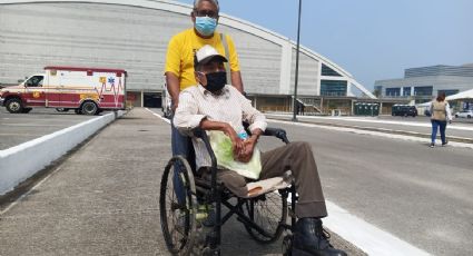 Abuelito llega en silla de ruedas para vacunación en Drive Thru