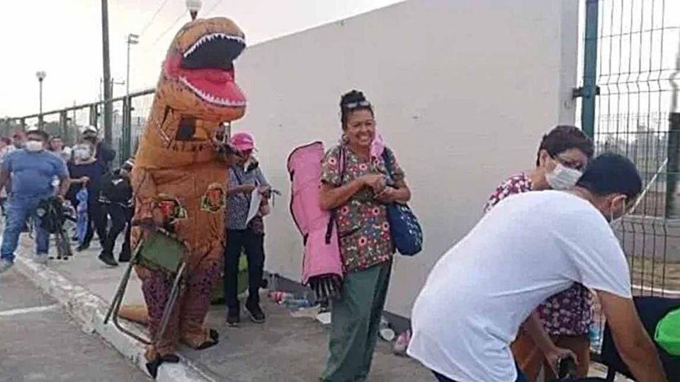 Momentos divertidos vivieron los adultos mayores al lado del T-Rex que también hacía fila