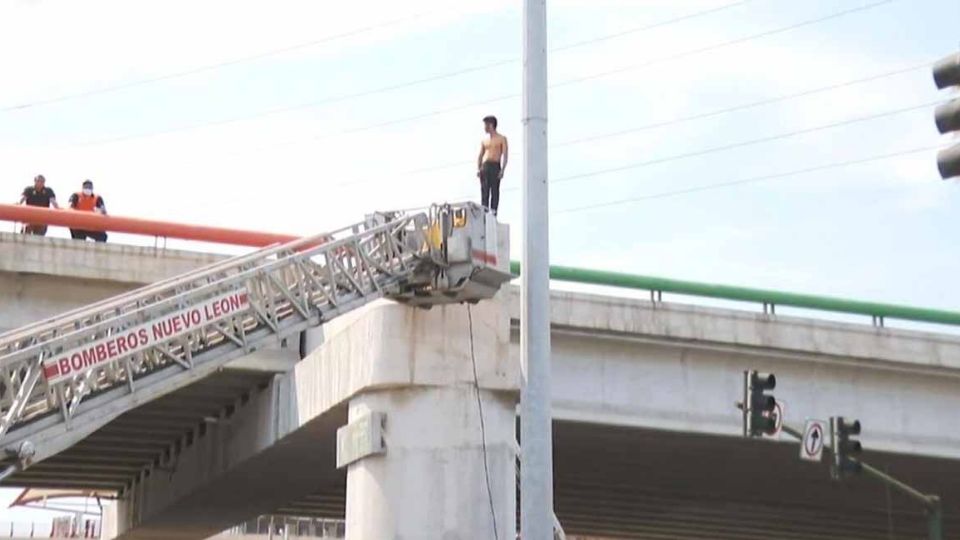 El hombre finalmente cayó al vacío y murió por las heridas