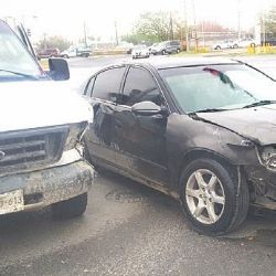 Tras dar vuelta recibe impacto