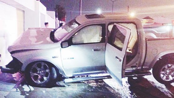 Se lleva poste y acaba en cochera