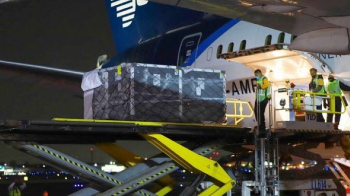 Arriba al Aeropuerto de CDMX lote de vacunas envasadas AstraZeneca de Covax