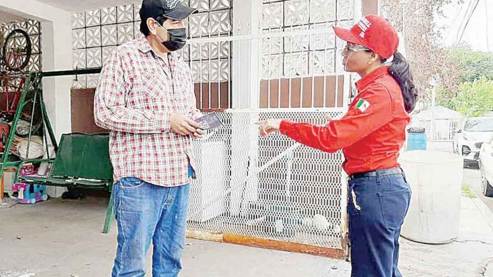 Cristabell Zamora recorre las colonias para dar a conocer sus propuestas.