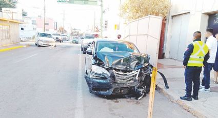 Aparatoso accidente en el centro de Nuevo Laredo; conductor se pasa luz roja