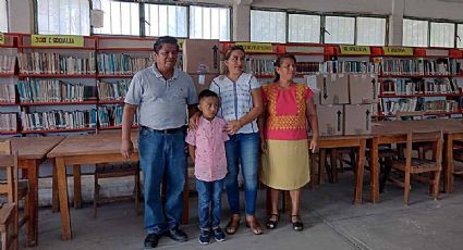 Niño oaxaqueño gana 50 mil pesos y los gasta para comprar libros para su comunidad