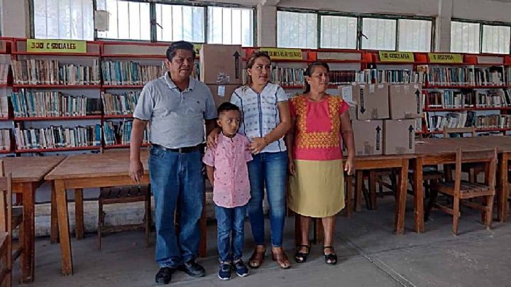 Niño oaxaqueño gana 50 mil pesos y los gasta para comprar libros para su comunidad