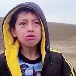 Desgarrador VIDEO muestra a un niño migrante abandonado en el desierto de Texas