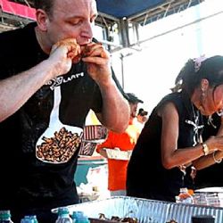 Hombre muere en concurso de comer tacos; su hijo demanda a organizadores