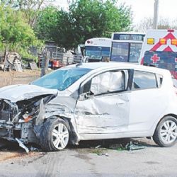 Embiste urbano el auto de pareja