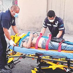 Se atraviesa peatón y lo arrolla camioncito