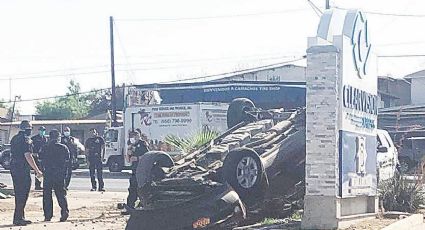 Se voltea; daña parada del bus en Laredo, Texas